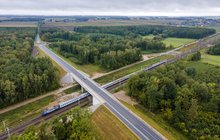 Szepietowo - wiadukt nad torami jedzie pociąg, fot. Łukasz Bryłowski PKP Polskie Linie Kolejowe SA