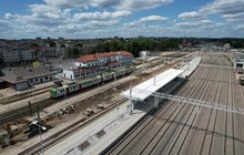 Nowy peron i tory na stacji Ełk widok z drona. fot. Szymon Grochowski PKP Polskie Linie Kolejowe SA