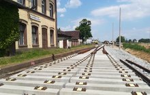 Bielany Wrocławskie - na odnawianej linii Wrocław-Sobótka-Świdnica; na zdjęciu ułożone nowe podkłady, z lewej budynek dawnej stacji fot. B. Ząbek