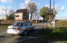 Samochody na przejeździe w Plewiskach.
