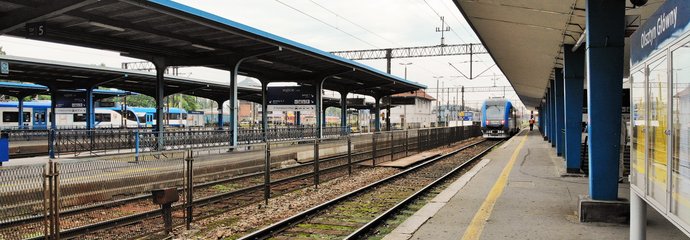 Pociąg pasażerski stojący przy peronie na stacji Olsztyn Główny, fot. Damian Strzemkowski