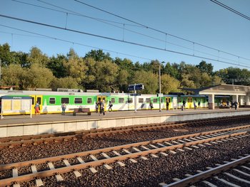 Podróżni wsiadają do pociągu na stacji Zielonka. Autor Magdalena Janus