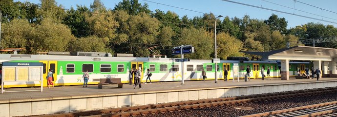 Podróżni wsiadają do pociągu na stacji Zielonka. Autor Magdalena Janus