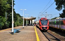 Stacja Warszawa Wawer, pociąg przy peronie i wsiadający do składu podróżni fot. Martyn Janduła
