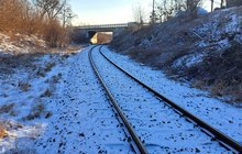 Tory kolejowe i wiadukt w tle - lokalizacja nowego przystanku Bydgoszcz Stary Fordon. fot. Bogdan Cupa PLK