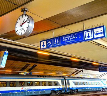 Zdjęcie przedstawiające peron i zegar, w tle pociąg Pendolino fot. Magdalena Janus