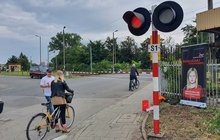 ambasadorzy bezpieczeństwa rozdają ulotki na przejeździe kolejowo-drogowym w Krakowie przy ul. Kamiennej. fot. Piotr Hamarnik