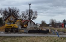 Budowa przystanku w Strzelcach. Widać pracującą koparkę oraz lnadjeżdżający pociąg i znak STOP przed przejazdem. Fot 1. M. Pabiańska