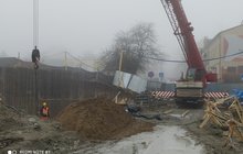 Chrzanów, ul. Krakowska - ciężki sprzęt pracuje przy przebudowie wiaduktu kolejowego, fot. PLK
