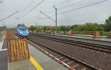 Pendolino jadące po torach kolejowych, budowa przystanku Warszawa Targówek fot. Martyn Janduła