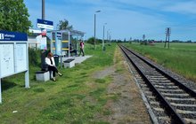 Peron na przystanku Grzywna i podróżni oczekujący na pociąg. Fot. Przemysław Zieliński