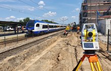 Pociąg przejeżdża obok budowanego peronu na stacji Kielce, fot. Piotr Hamarnik