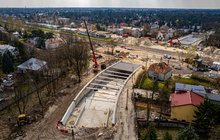 Widok z lotu ptaka na maszyny i wykonawców na budowie tunelu kolejowo-drogowego w Sulejówku, fot. Artur Banach (2)