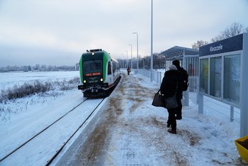 Kleszczele - pasażerowie wsiadają do pociągu z nowego peronu fot Tomasz Łotowski PKP Polskie Linie Kolejowe SA