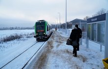 Kleszczele - pasażerowie wsiadają do pociągu z nowego peronu fot Tomasz Łotowski PKP Polskie Linie Kolejowe SA