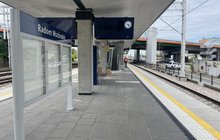 Peron przystanku Radom Wschodni na miesiąc przed otwarciem, widać wykonawcę i tablicę informacyjną, fot. Anna Znajewska-Pawluk
