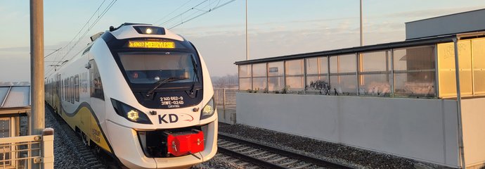 Pociąg do Międzylesia przejeżdża przez Iwiny. Fot. M. Pabiańska 12.24r