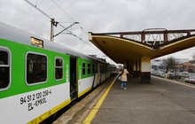 Pociąg i pasażerowie na przystanku Warszawa Międzylesie, fot. Izabella Miernikiewicz