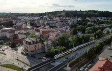 Pociąg na stacji Kłodzko. W tle twierdza - fot. Paweł Mieszkowski