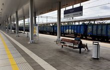 Podróżny siedzi na ławce na peronie 2 w Trzebini, fot. Piotr Hamarnik