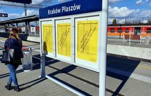 Tablica z plakatowym rozkładem jazdy. Autor Piotr Hamarnik