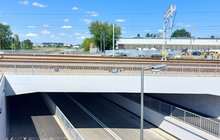 Wiadukt w Łańcucie - górą prowadzą tory, pod obiektem są jezdnie, chodniki dojścia, fot. Justyna Moszyńska (3)