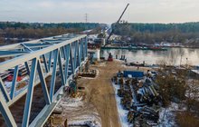 Widok z lotu ptaka na nasuwanie mostu kolejowego na rzece Narew. Widać rozłożone ramię dźwigu.19.01.2022 r., fot. Łukasz Bryłowski, PLK
