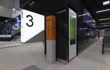 Wyświetlacz z rozkładem jazdy i punkt SOS w przejściu podziemnym na stacji Warszawa Zachodnia, fot. Łukasz Bryłowski SA