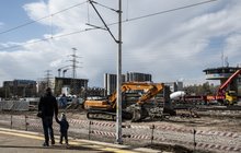 Widok na prace na stacji Warszawa Zachodnia i sylwetki podróżnych, fot. Izabela Miernikiewicz
