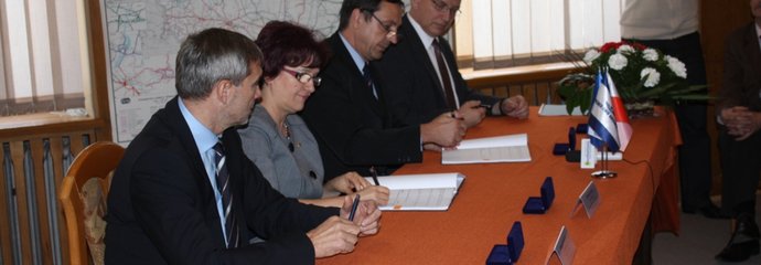 Umowę podpisują od lewej: Gabriela Dwornik, Grzegorz Grabowski - PKP Energetyka S.A.