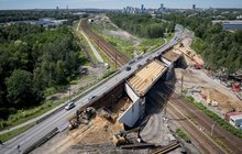 Budowa wiaduktu drogowego na ul. Bagiennej w Katowicach, maszyny i pracownicy na obiekcie, fot. Łukasz Hachuła