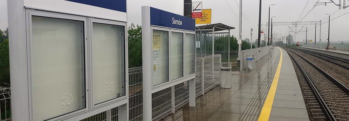 Nowy przystanek w Sarnowie, widać peron, tory, tablice informacyjne, fot. K. Rózewicz