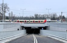 Nowy tunel pod torami w Sulejówku, nad wiaduktem jedzie pociąg, Fot. Dorota Kuźmińska (1)