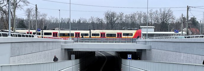 Nowy tunel pod torami w Sulejówku, nad wiaduktem jedzie pociąg, Fot. Dorota Kuźmińska (1)