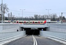 Nowy tunel pod torami w Sulejówku, nad wiaduktem jedzie pociąg, Fot. Dorota Kuźmińska (1)