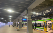 Pasażerowie wysiadają z pociągu na stacji Warszawa Wileńska, fot. Anna Znajewska-Pawluk.jpg
