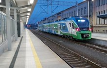 Pociąg PKA stoi przy peronie na stacji Rzeszów Główny, fot. Kamil Mergel