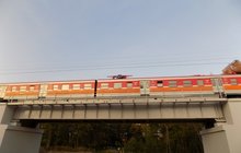 Pociąg przejeżdża nowym mostem w Janinowie, fot. Wiesław Marchewka