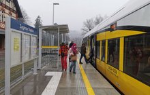 Przystanek Zagórze Śląskie. Widać pociąg oraz podróżnych na peronie. Fot. M. Pabiańska
