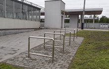 Stojaki rowerowe przy stacji w Trzebini; fot. Dominika Kłeczek