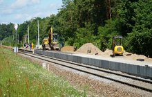 Przystanek Augustów Port - maszyny na budowie nowego peronu, Fot. Tomasz ŁotowskiPKP Polskie Linie Kolejowe S.A.