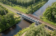 Most nad Kanałem Kędzierzyńskim po remoncie, na torach pociąg, widok z lotu ptaka, fot. Szymon Grochowski