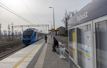 Pasażerowie wsiadający do pociągu na nowym peronie w Rębuszu_fot. Łukasz Bryłowski (2)