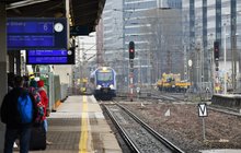 Pociąg PKP Intercity wjeżdżający w peron nr 5 na Warszawie Zachodniej. Na peronie czekający pasażerowie, fot. Martyn Janduła