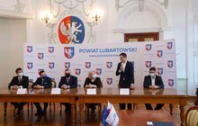 Przedstawiciele PLK i Samorządu przy stole, źródło Powiat Lubartowski