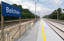 Stacja Bełchów, nowy peron w budowie, gotowa jedna krawędź przy zmodernizowanych torach fot. Rafał Wilgusiak PLK SA