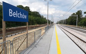 Stacja Bełchów, nowy peron w budowie, gotowa jedna krawędź przy zmodernizowanych torach fot. Rafał Wilgusiak PLK SA