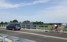 Auto i rowerzysta na wiadukcie nad linia kolejową w Warce, fot. Katarzyna Janiak