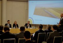 Ireneusz Merchel, prezes PLK SA odpowiada na pytania przedstawicieli branży budowlanej na Plenarnym Forum Inwestycyjnym PLK SA w Warszawie; fot. Kamila Turel
