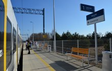 Myszków Mrzygłód, podróżni wsiadają do pociągu, na peronie ławki i tablice z oznaczeniami, fot. Katarzyna Głowacka